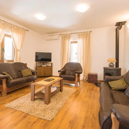 House, A Warm And Beautiful Pet Friendly *